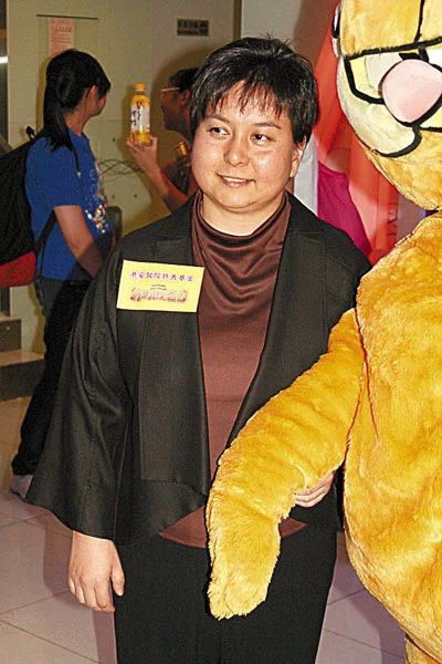 54岁发福邋遢似奶奶,身家数十亿至今未婚|何超仪|何超|赌王_新浪新闻