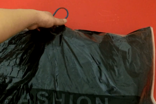 家里这种塑料购物袋不要扔，上面放个衣架超实用，学会受用一生！