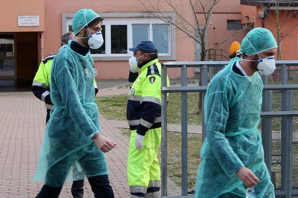 意大利新冠死亡数暴增医院尸体爆满,急调数十辆军车运载尸体|新冠肺炎