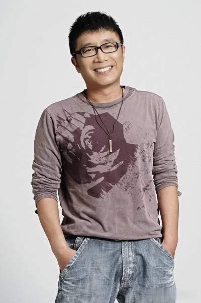 48岁庞龙近照曝光,头发剪得很短,如今选择做老师