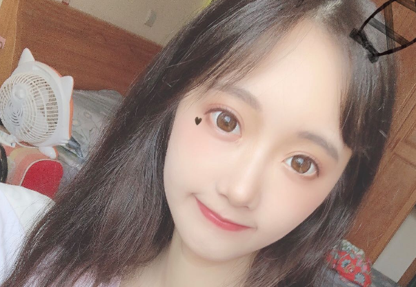 首秀都那么有个性瓜妹小天使空降虎牙正好撞上孤影的生日