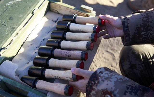 一根一根拉弦引爆作死的集束手榴弹投掷方法