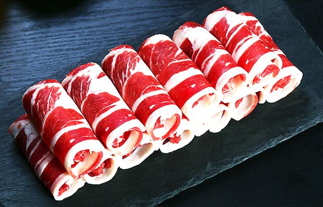 正文  上图就是人工合成拼接的假肥牛卷,瘦肉和肥肉不粘连,自动分离了