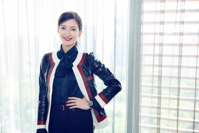 她外形清丽窈窕,性格淳和雅致,肤白貌美,身材高挑