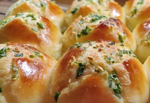 暄软飘香的葱油面包, 一不小心吃掉了半盘,真考验我的自制力呀