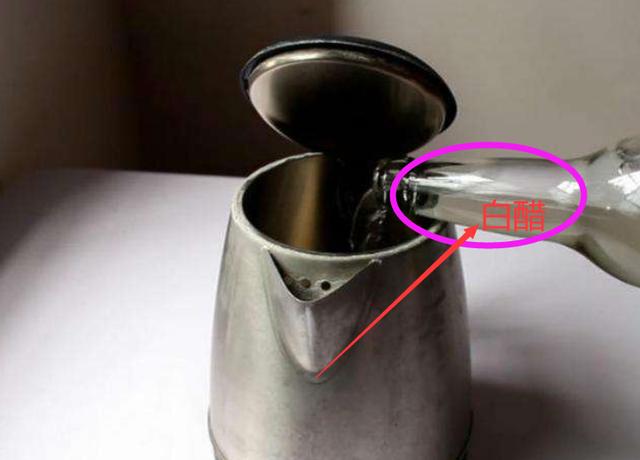 热水壶水垢放任不管,一家人健康没法保障,教你2个清除污垢妙招