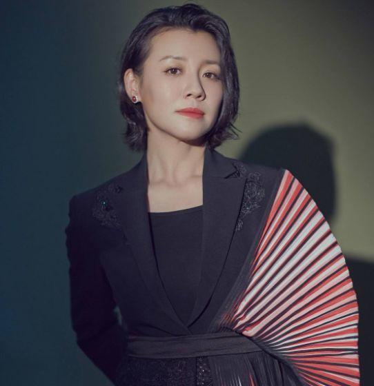 她做小三和大23岁导演相恋,被抛弃后找到真爱,45岁依旧美艳