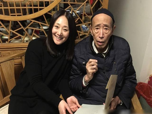 赵丽娟晒生活照,装修布置古典优雅,家里名贵书画