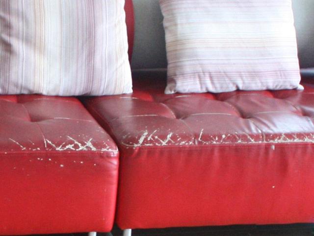 家里皮沙发开裂,媳妇把破布剪一下,套在沙发上太好看!省钱