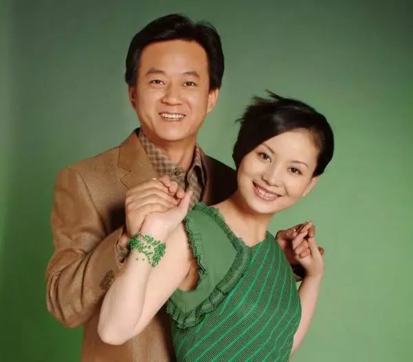 朱军娇妻近照美丽优雅大气可媲美董卿儿子帅气真是人生赢家