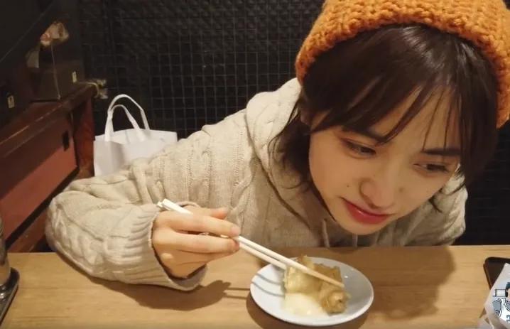 沈月带闺蜜国外旅游,镜头一晃暴露两人晚餐:这真的是女明星吗?