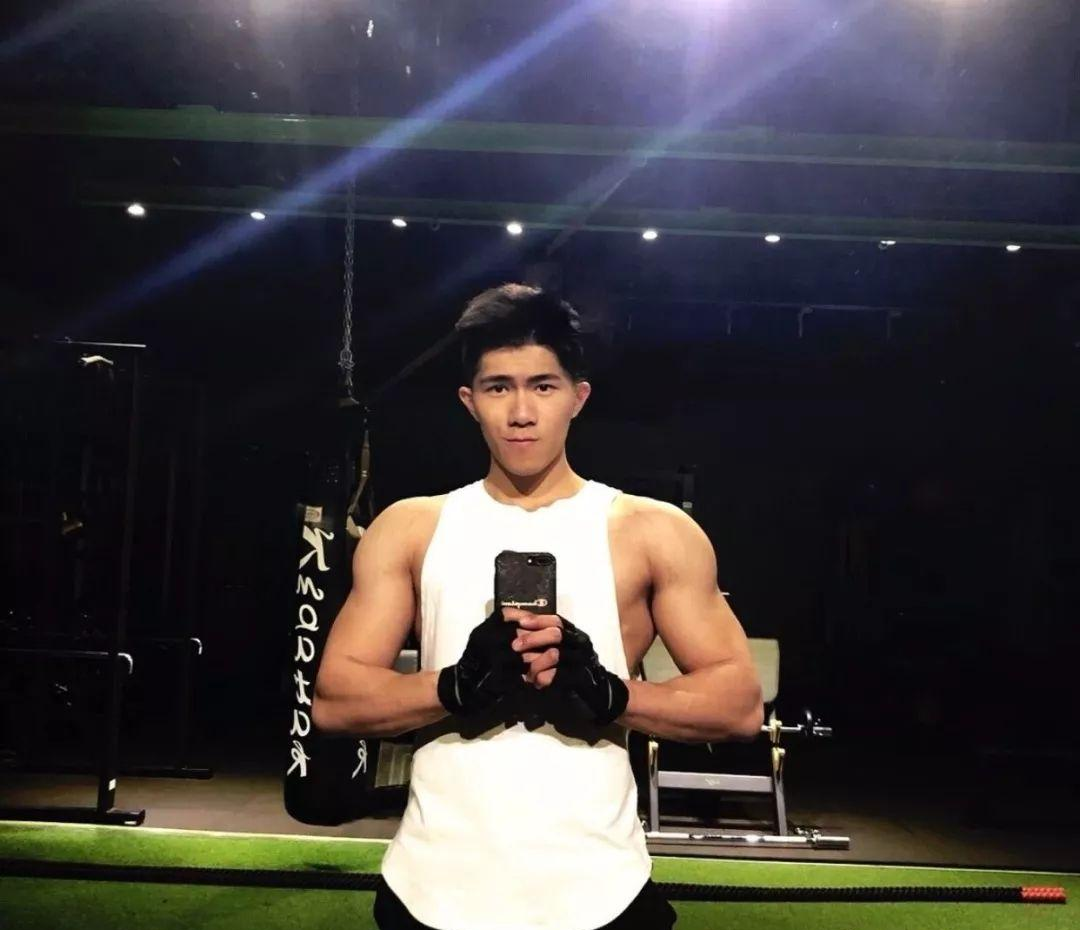 阳光大男孩刘昊然,长相清秀但脱衣有肉,好身材就要健身造