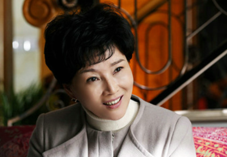 老戏骨朱茵罕曝光62岁高强度拍戏离婚几十年不舍女儿出嫁