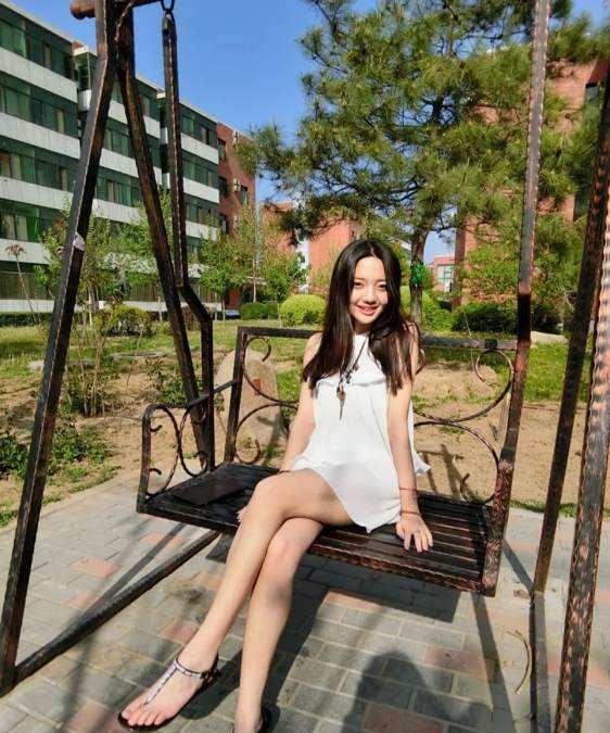 她9岁参演名剧一夜成名,24年后长成长腿美女:假小子变成美少女|张兆艺