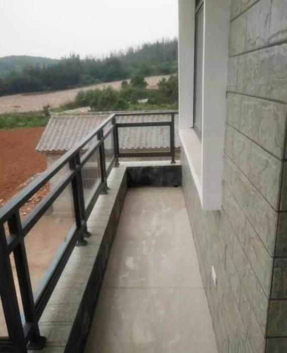 同学老家的别墅婚房,住了一晚一宿没睡,第二天一大早赶紧回城了