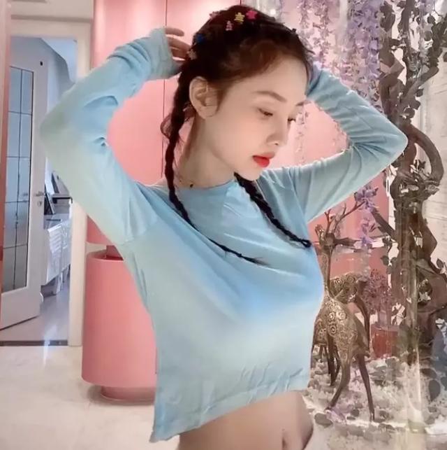 李小璐近照穿露脐装,又是穿皮裤,离婚后越发不羁,女人味十足.