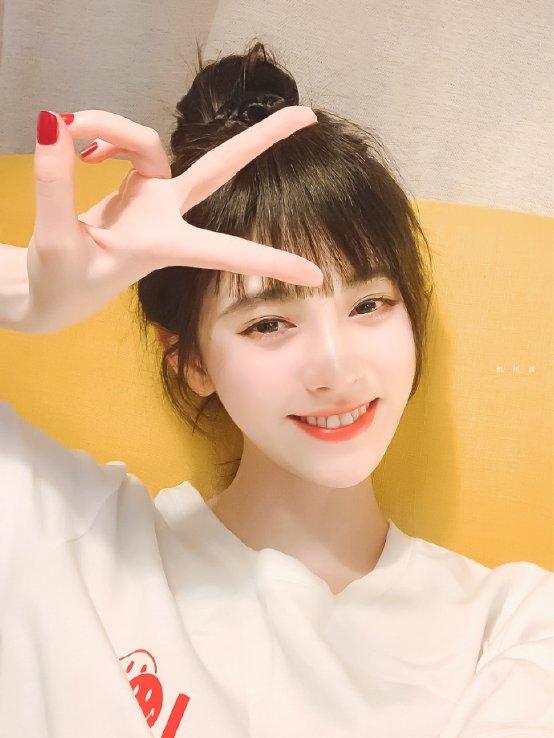 鞠婧祎晒新刘海对镜甜笑,剪刀手小表情可爱十足