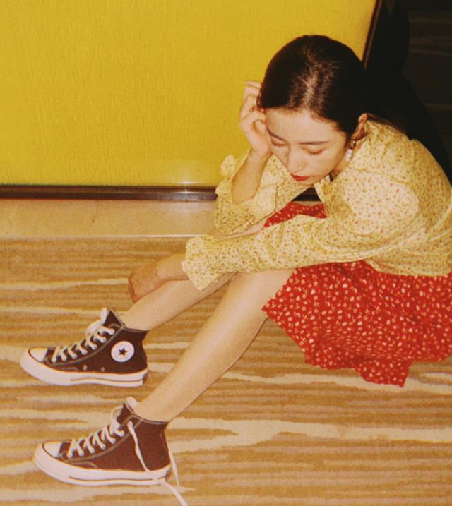 不愧是肖战唯一的女闺蜜别人穿裙子都搭高跟鞋她配匡威后潮爆