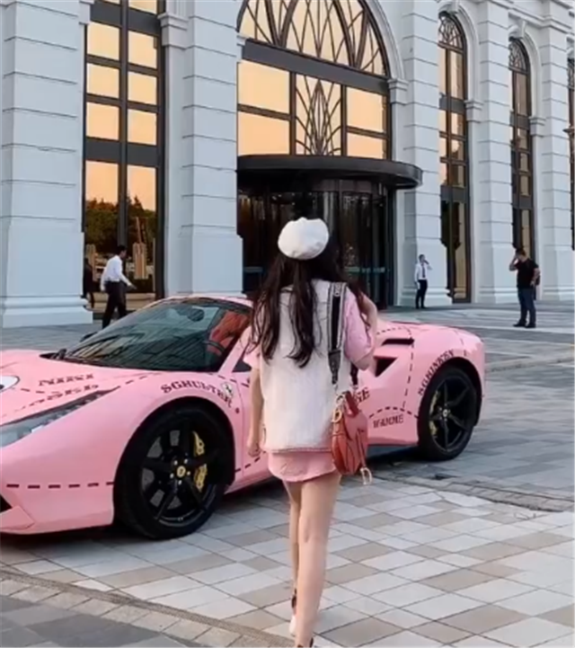 "樱花粉"法拉利458,落地530万,女车主00后,乃是某集团千金