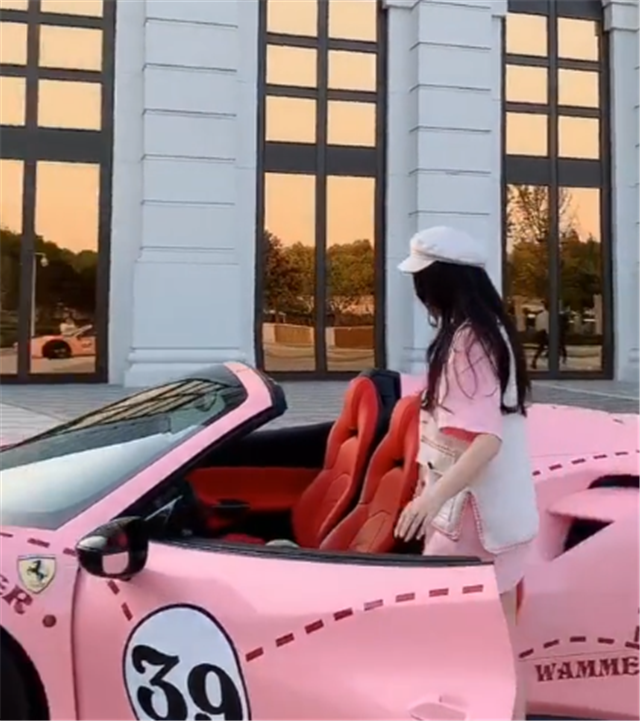 "樱花粉"法拉利458,落地530万,女车主00后,乃是某集团千金