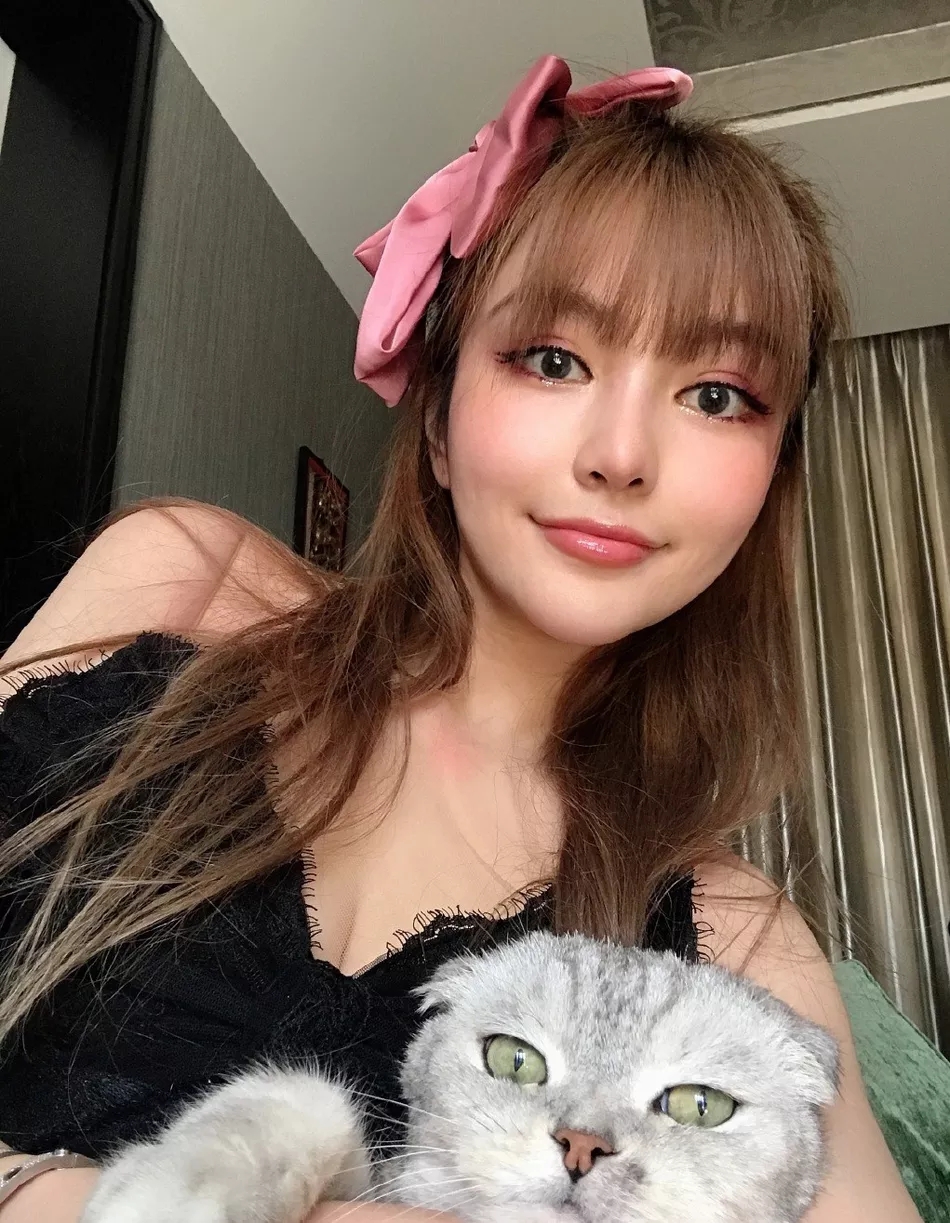 被传分手后周扬青首晒照,穿蕾丝吊带秀身材,戴粉红蝴蝶结扮嫩