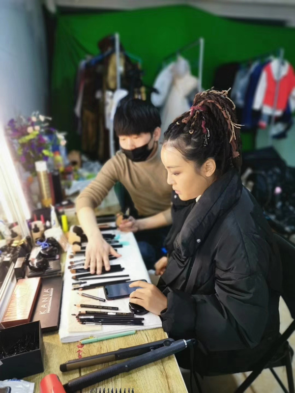 影视化妆师行业需求热度不减|化妆师|剧组|化妆_新浪新闻