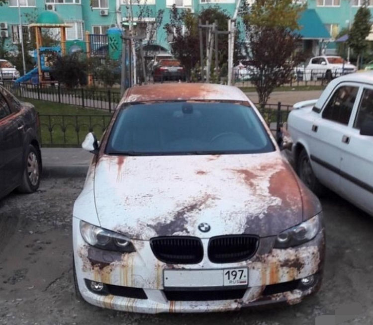 街头现破烂宝马,路人以为遭报复,了解后忍不住白眼!