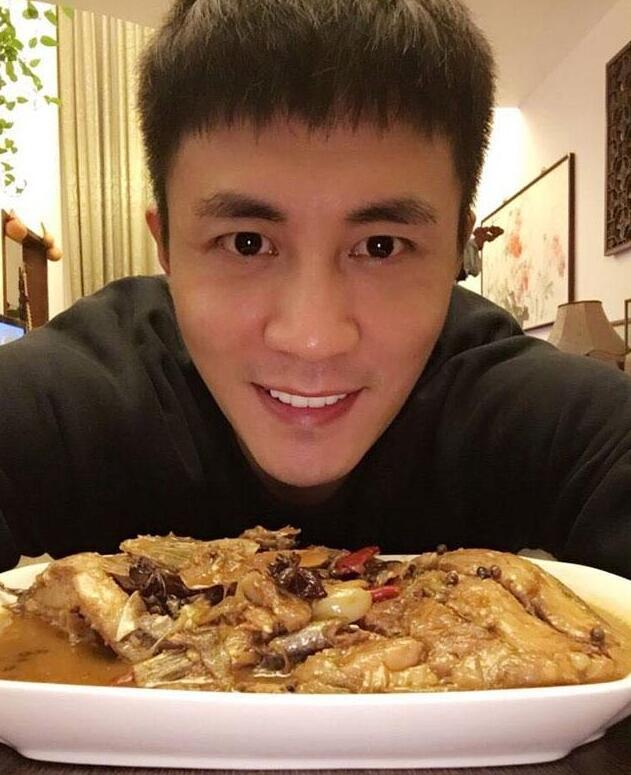 杜淳晒家居照,和爸爸杜志国一起敷面膜,装修舒适,健身房很赞