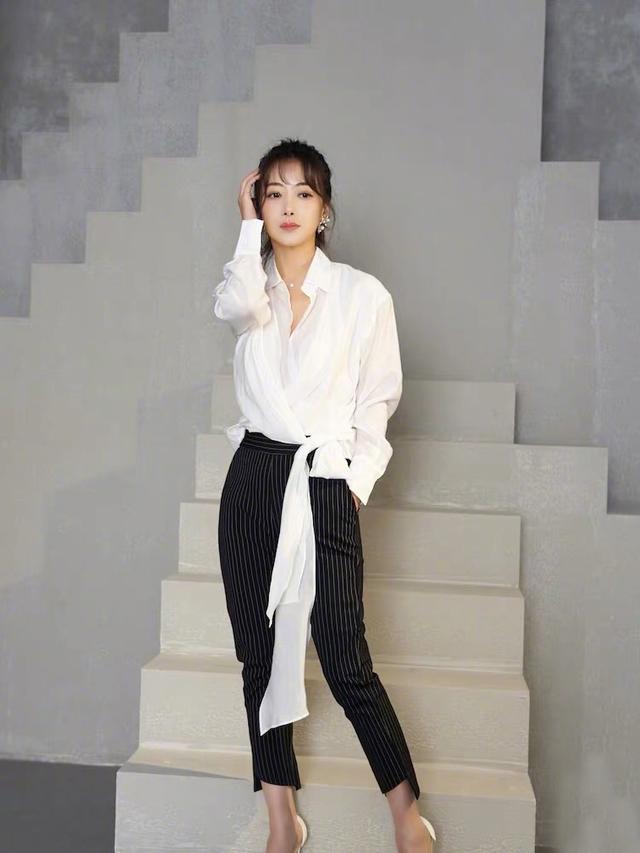 她自曝资源被人截胡,今穿蓝色上衣配短裤,45岁还有"漫画腿"