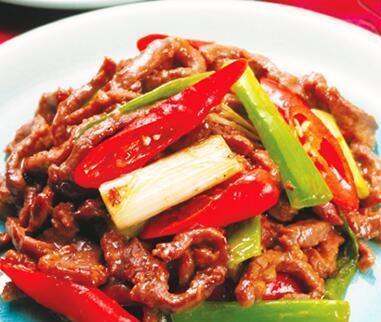 放入里脊肉转大火,倒入料汁快速翻炒;加入蒜香花生米翻匀出锅.4.