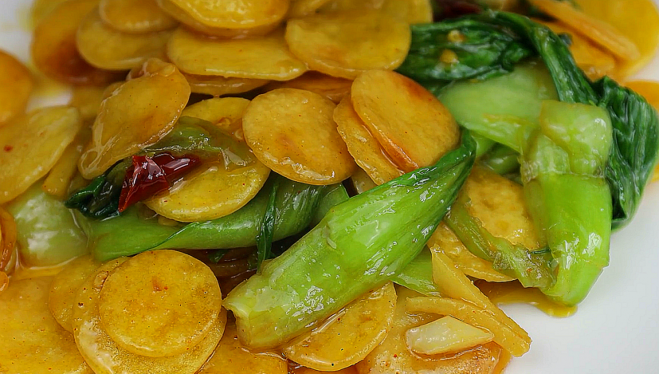 正文  5,把青菜炒到8成熟左右的时候,把炸好的豆饼放进锅中,翻拌均匀