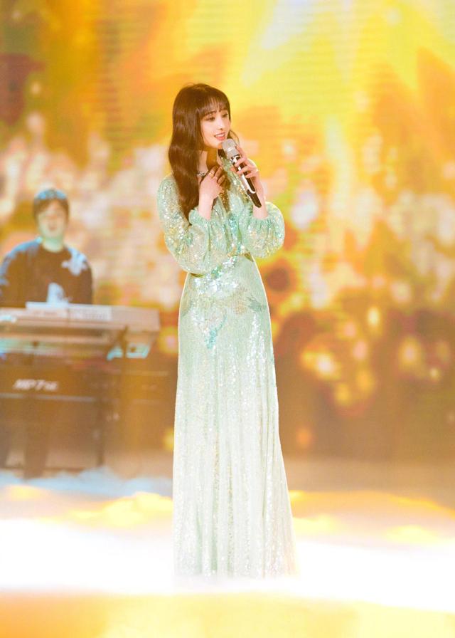 郑爽这次美腻了!穿玫红色露肩连衣裙走红毯,气质开挂,惊艳极了