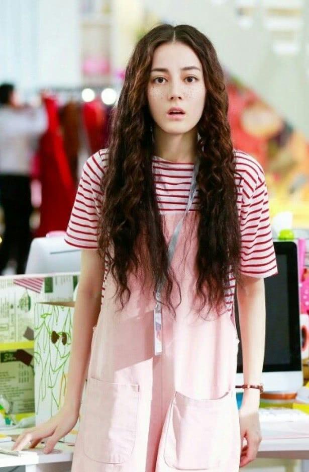 热巴再现"李慧珍"同款发型,这次配上西装,再也不是傻白甜了!