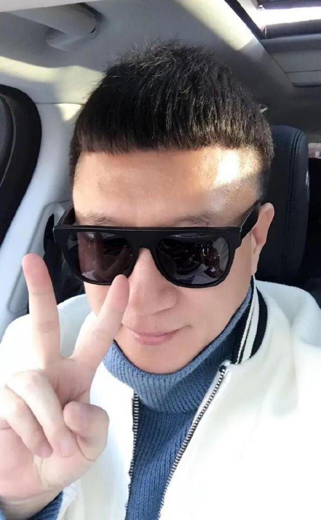 49岁的孙红雷换上栗子头也毫无违和感,胜利的v字手势好像也在庆祝让