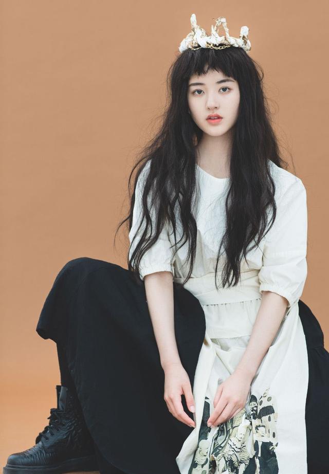 她靠剧中方言走红,身穿黑白撞色拼接长裙,微卷发增加凌乱美