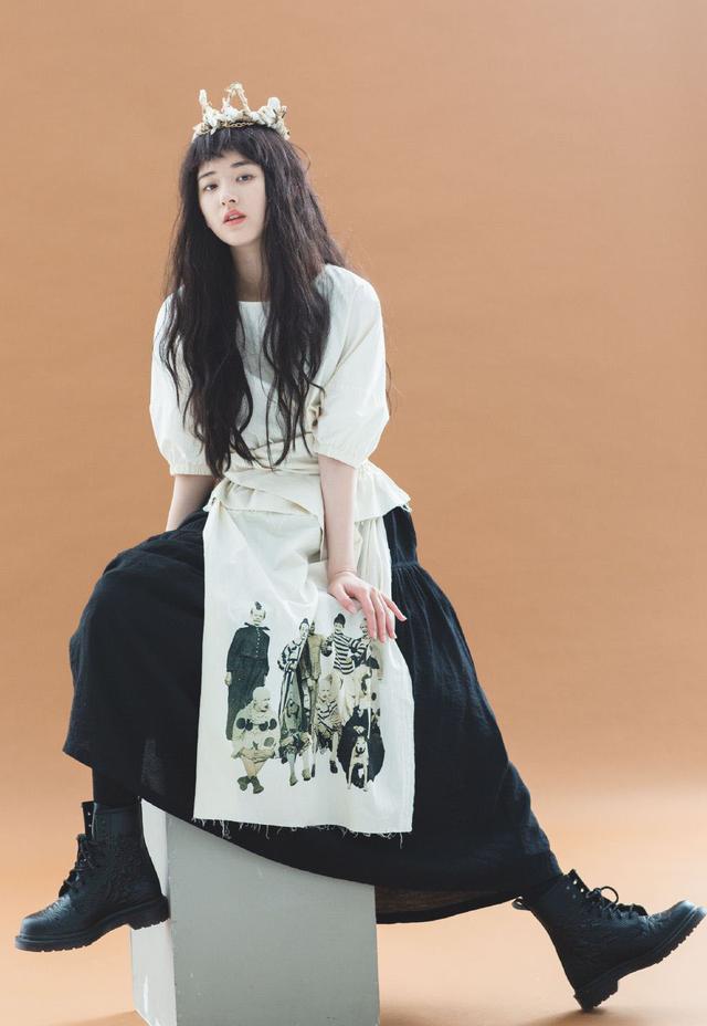 她靠剧中方言走红,身穿黑白撞色拼接长裙,微卷发增加凌乱美