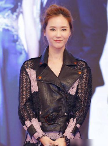 她24岁未婚先孕,34岁被丈夫无情抛弃,36岁为儿子复出终于爆红|吴佳妮