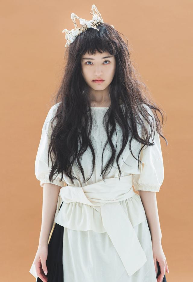 她靠剧中方言走红,身穿黑白撞色拼接长裙,微卷发增加凌乱美