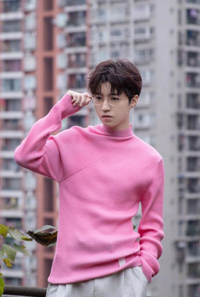 谁说男生不穿粉色王俊凯粉毛衣好少年小鬼印花粉t个性十足