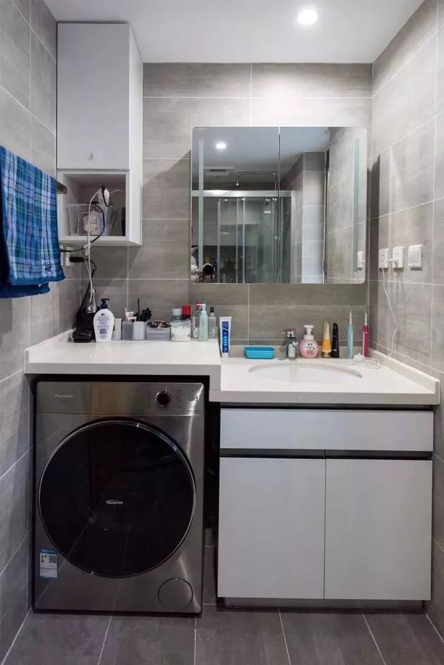 家里的洗衣机放在哪里?小户型可以试着把它放进卫生间