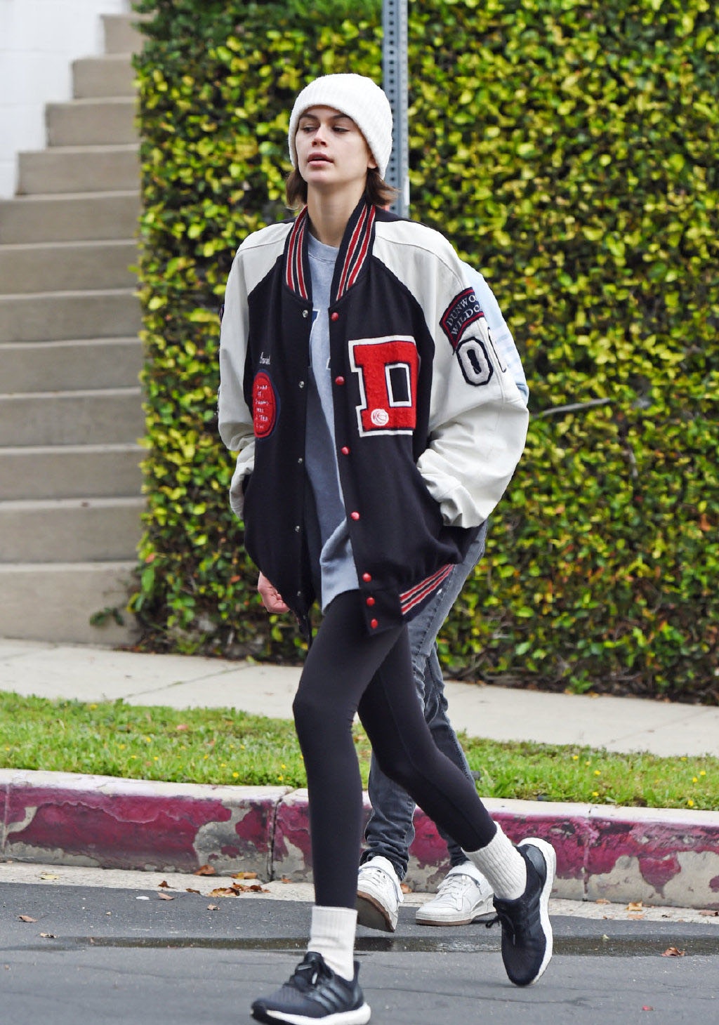 她是美国超模二代,穿撞色棒球服搭紧身裤现身,大长腿抢眼