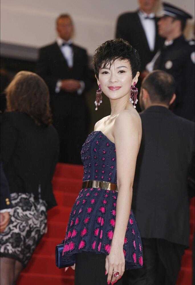 章子怡终于换发型!超短发配抹胸上衣干练利落,一点不像二娃辣妈