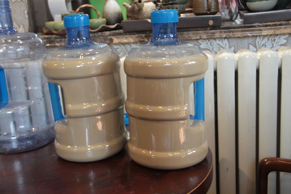 5升大桶奶茶走红每天卖脱销顾客报复性消费自付68元车费叫外卖