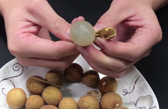 剥龙眼你还用手抠疼不疼我这有更简单的方法好吃不痛手