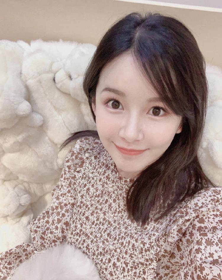 陈赫宣布妻子二胎产女后,张子萱首晒自拍美照,已恢复产前身材