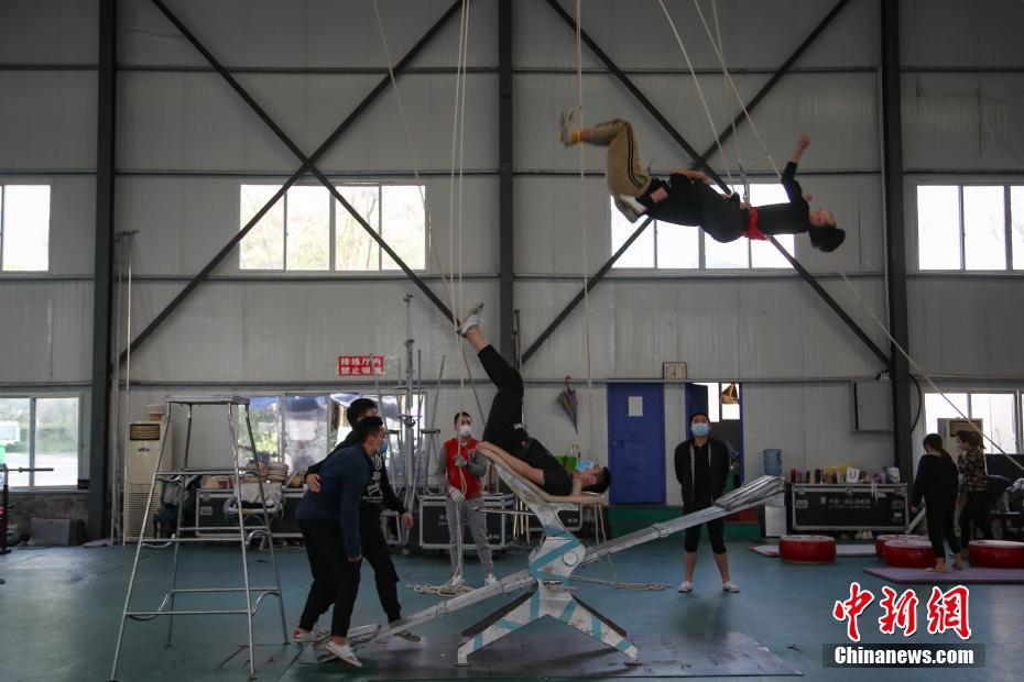 【图刊】疫情下的杂技团【图刊】疫情下的杂技团
