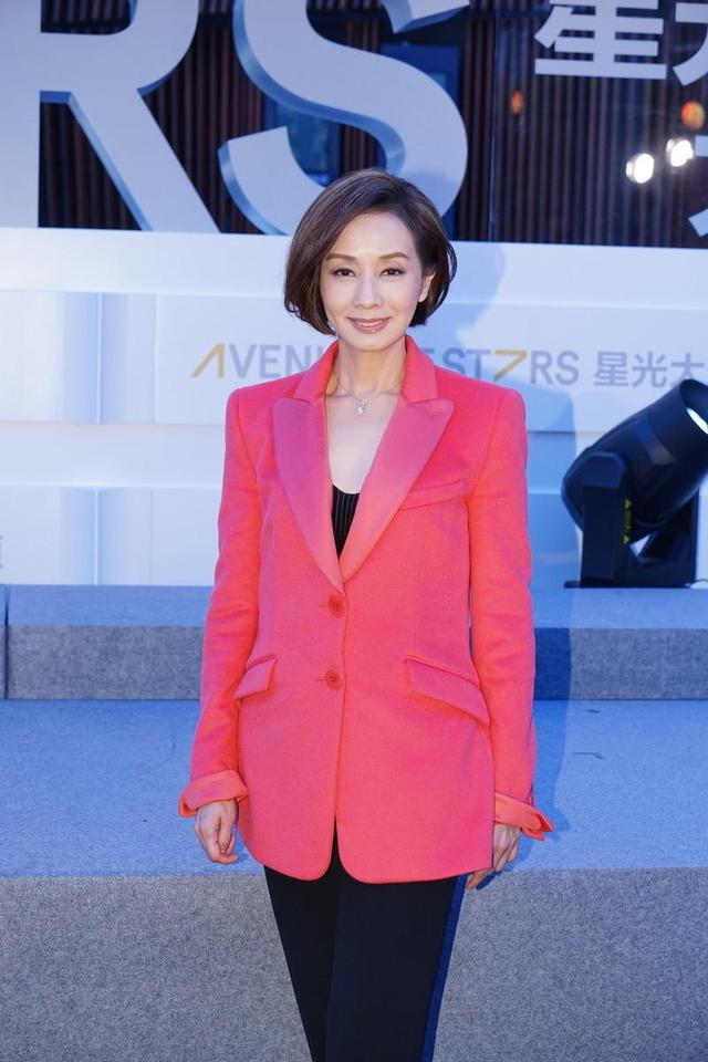 毛舜筠看不出60岁了,穿粉红色西装配波波头短发,精致时髦又洋气