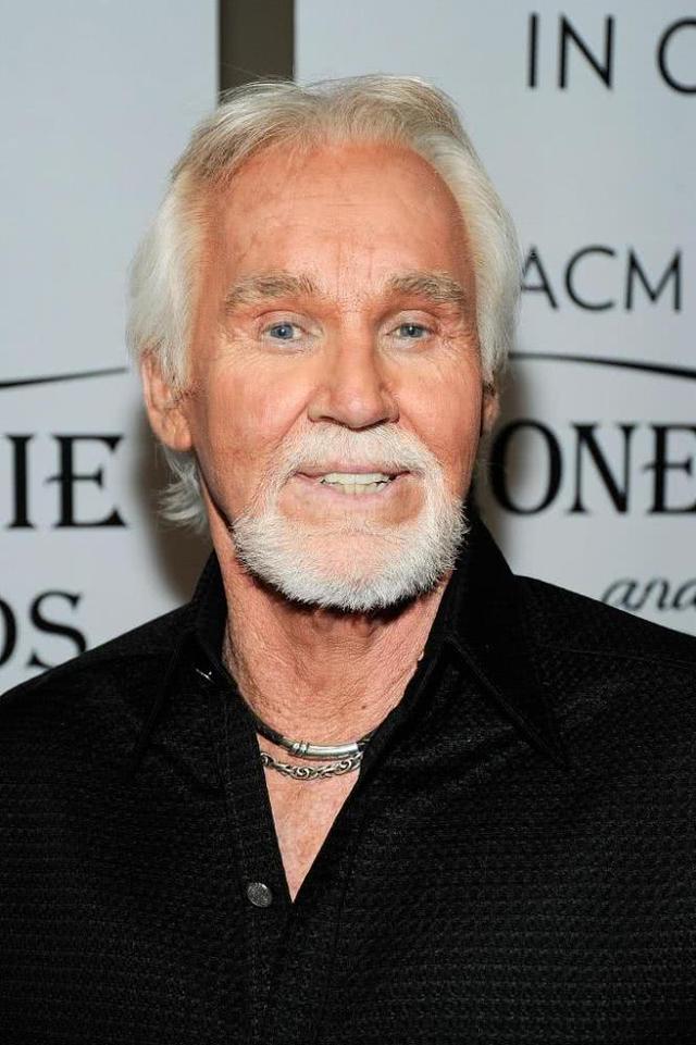 乡村音乐教父肯尼罗杰斯去世享年81岁曾获四座格莱美奖