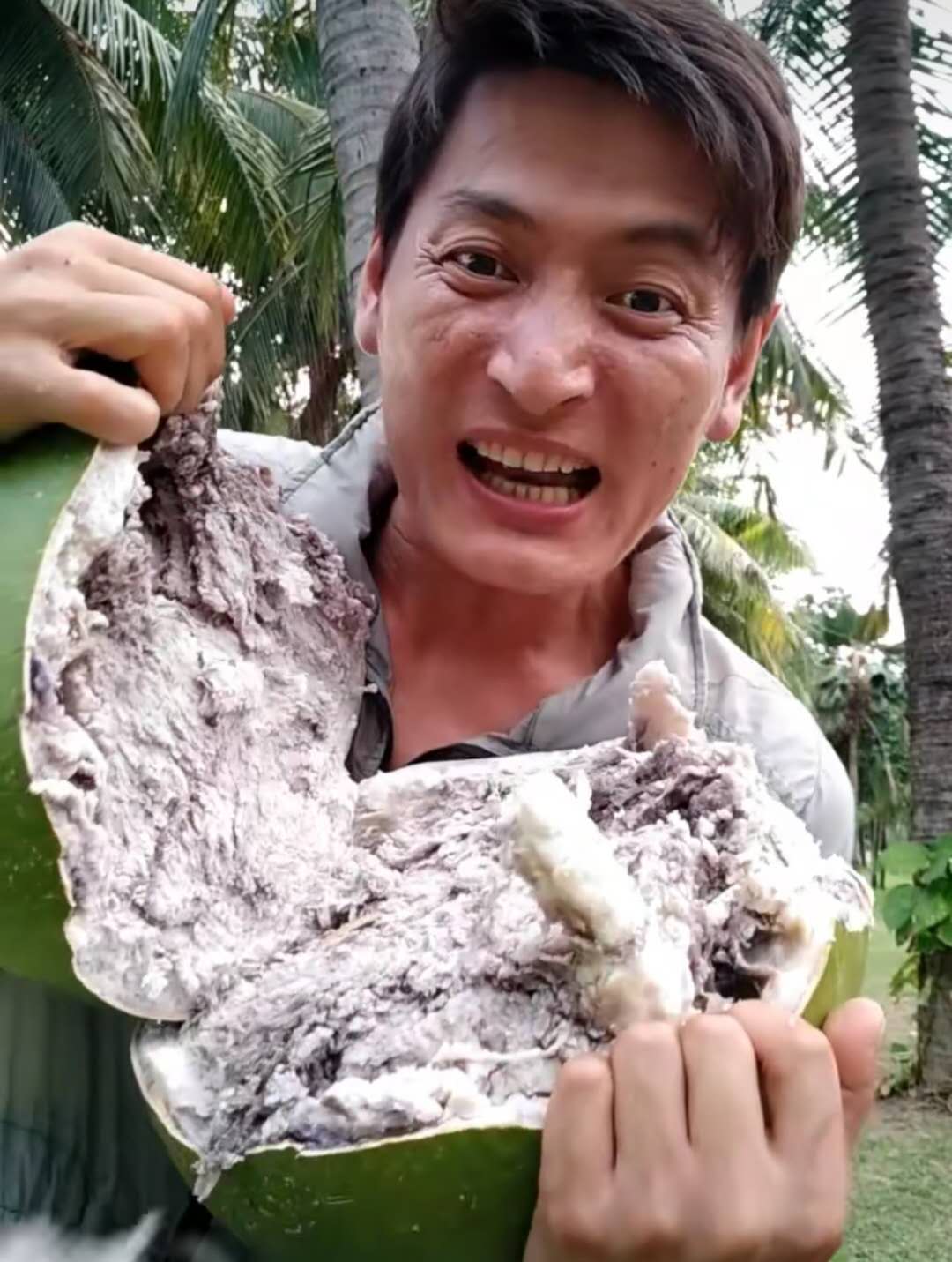大叔徒手掰椰子打开全是棉絮以为变质是稀有的水果