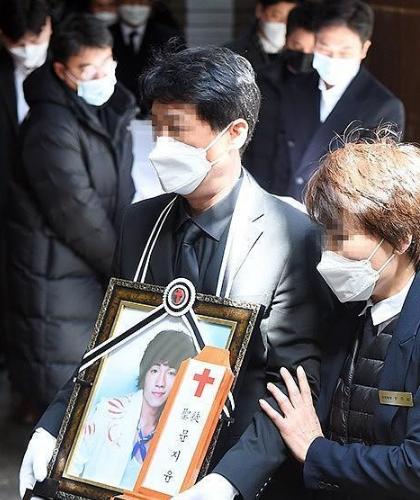 文知允家人婉拒粉丝吊唁,葬礼已于20日举行,生前曾与好友合影